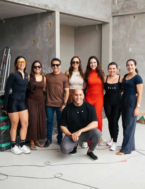 Equipe e convidadas na visita à obra da Nacional Sport Life